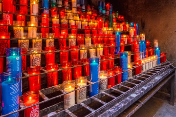 Obraz premium Candles in Montserrat monastery on mountain in Barcelona, Catalonia.