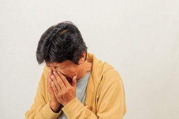 くしゃみをする中年男性