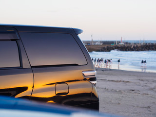 車体の映り込む海の夕日