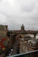 blick auf die brücke über den fluss thyne in newcastle in nord ost england großbritanien...