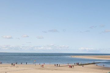 Fototapeta na wymiar blick auf die nordsee und den strand auf der nordsee insel borkum fotografiert während einer sightseeing tour auf der insel bei strahlendem sonnenschein an einem spätsommertag