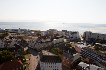 Obraz premium blick auf die häuser und die nordsee auf der nordsee insel borkum fotografiert während einer sightseeing tour auf der insel bei strahlendem sonnenschein an einem spätsommertag