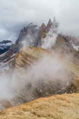 Aussicht auf die Geislerspitzen in den Dolomiten Südtirols bei starkem Nebel