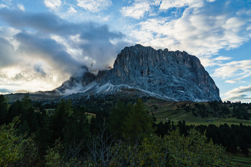 Die Wolken um den Langkofel f&auml;rben sich im Abendrot in sanften Gelbt&ouml;nen