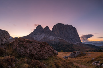 Blick auf den Langkofel und Plattkofel bei Sonnenuntergang aus Richtung der Sellatürme