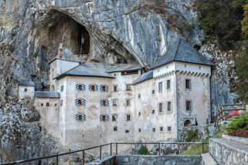 Predjamski grad in Postojnska jama v gore jame Slovenija