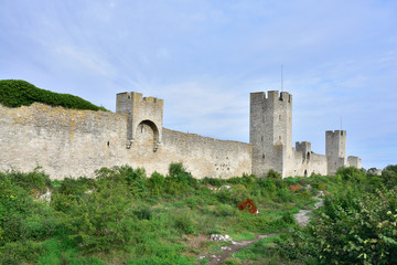 Blick zur Stadtmauer auf der Insel Gorland in Schweden