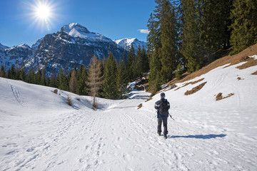 Fototapeta na wymiar Wunderschöner Winter Wanderweg am Zwölferkopf, Wanderer in den Tiroler Alpen
