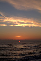 Obraz premium sunrise over sea,horizon,clouds, water,sunset, sea, sun, nature, cloud, landscape, dusk,orange,reflection, beautiful, yellow, red, lake, waves, light