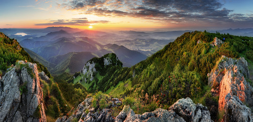 Landschap van berg bij zonsondergangpanorama van piek Velky Choc, Slowakije