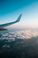 Obraz premium plane wing in the sky sunset