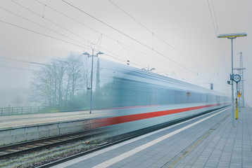 Zug bei der Abfahrt durchsichtig