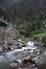 Bachlauf vom Berg mit Steinen