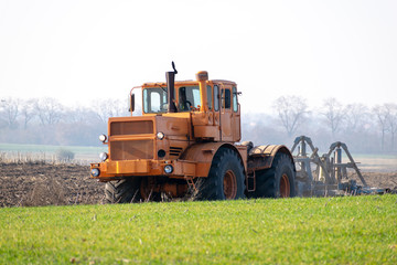 Obraz premium Tractor in the field