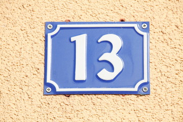Hausnummernschild Nr. Dreizehn