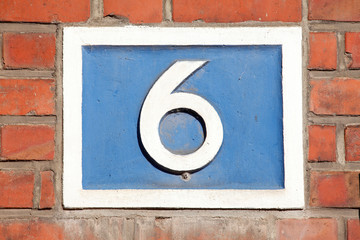 Hausnummernschild Nr. sechs