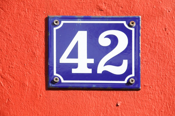 Hausnummernschild Nummer Zweiundvierzig