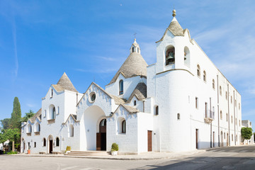 Alberobello, Apulia - Visiting the famous traditional church of Alberobello