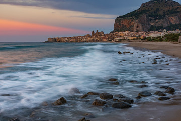 La spiaggia di Cefal&ugrave; con la cittadina sullo sfondo al crepuscolo, Sicilia	