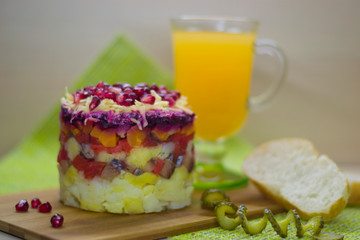 The dish is prepared in layers of salted herring, potatoes, beets, carrots, eggs and orange juice in the glass.