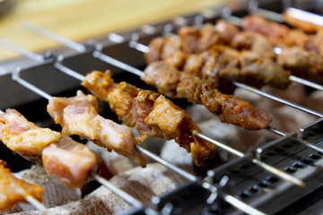 양고기를 꼬치 에 구워서 먹는 고기구이