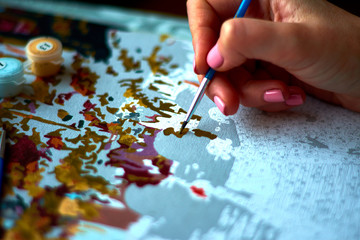 the girl draws a brush paints a picture of the numbers