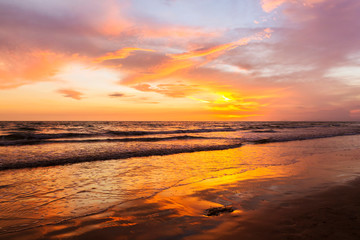 Obraz premium Beautiful sunset over the ocean.