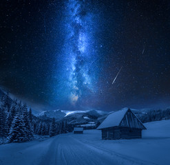 Milchstraße über verschneiter Straße in der Nacht, Tatra-Gebirge