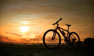 Crédence de cuisine en verre imprimé Vélo Silhouette bicycle with sunset or sunrise background
