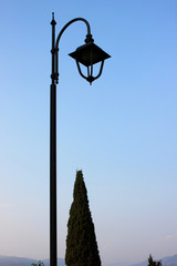 Straßenlaterne bei Dämmerung als Silhouette