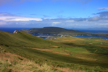 Weiter Blick bis zum Horizont und Meer über sanfte irische Landschaft nach Skellig Island 