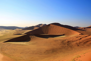 Fototapeta na wymiar Blick über große Düne in Namibia in Afrika bei blauem Himmel