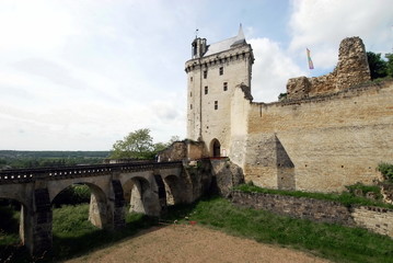 Fototapeta na wymiar Ville de Chinon, Tour de l'Horloge et pont d'accès, forteresse royale de Chinon, Indre-et-Loire, France