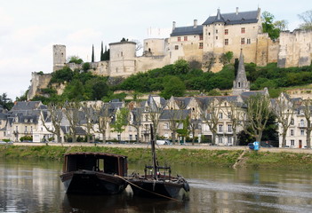 Ville de Chinon, forteresse royale surplombe la ville et la Vienne affluent de la Loire, bateau au...