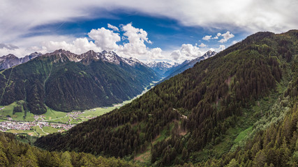 Fototapeta na wymiar view of mountains at stubai valley