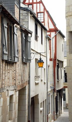 Fototapeta na wymiar Ville de Chinon, ruelle et vieilles façades du centre historique, pans de bois, colombages, département d'Indre-et-Loire, France