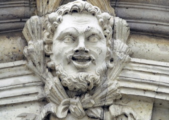 Tête sculptée, ville de Chinon, dans une ruelle du centre historique, département d'Indre-et-Loire, France