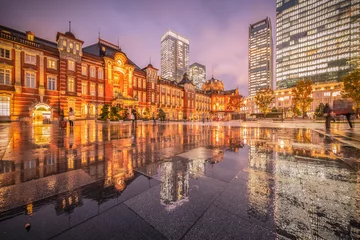 Fototapete Tokio Bahnhof Tokio mit Reflexion an regnerischem Tag