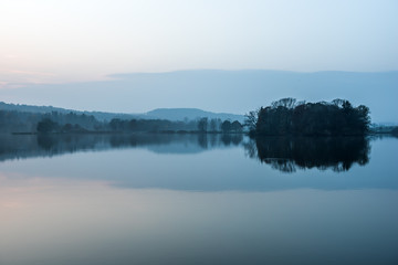 Dämmerung am See mit Spiegelung