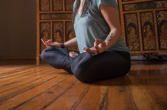 mujer y hombre practicando posiciones de yoga, en una luz suave y relajado, concentracion y formas con las manos