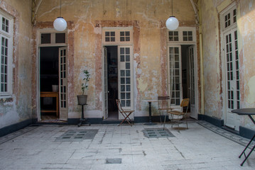 mujer y hombre practicando posiciones de yoga, en una luz suave y relajado, concentracion y formas con las manos