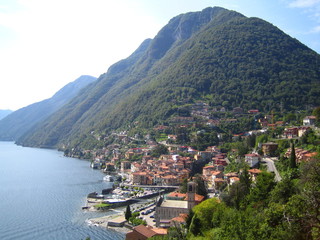 Lac de Côme, vue aérienne sur le village d'Argegno et les montagnes alentours (Italie)