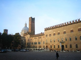 Fototapeta premium Mantova, palais Bonacolsi, palais Acerbi et torre della gabbia sur la piazza Sordello (Italie)