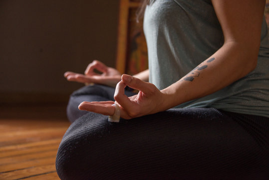 mujer y hombre practicando posiciones de yoga, en una luz suave y relajado, concentracion y formas con las manos