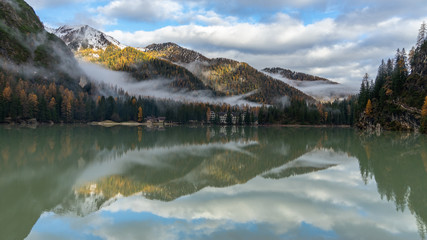 Obraz premium misty landscape with lake and mountains