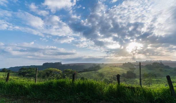 Primeiros raios de luz - nascer do sol