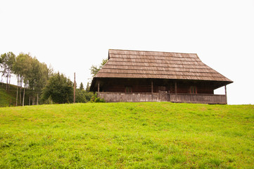 Obraz premium Old alone wooden village house on the hill (concept ethnic)