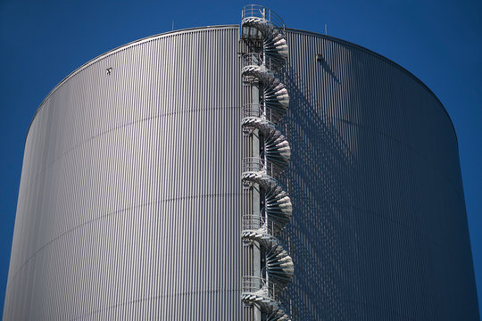 Wendeltreppe von einem W&auml;rmespeicher in einem Heizkraftwerk - Detailaufnahme