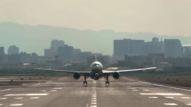 空港から離陸する飛行機 正面 チルトアップ