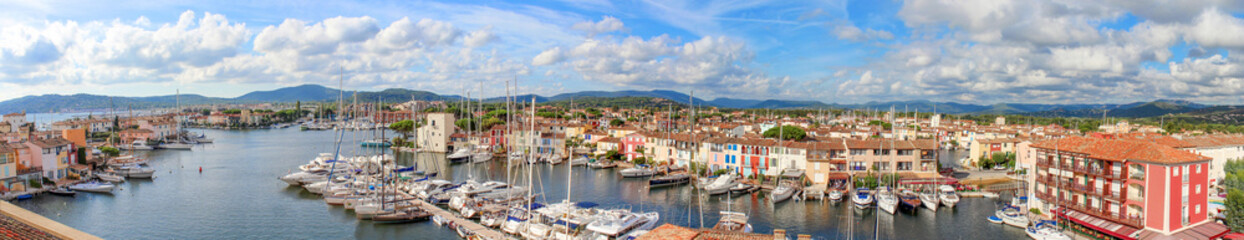 Fototapeta na wymiar Vue Port Grimaud (Panorama) Panorama von Port Grimaud Südfrankreich Côte d’Azur France